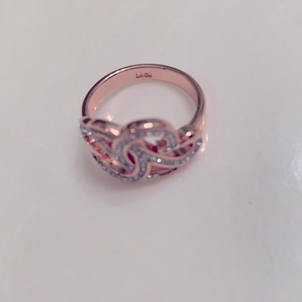 Rose gold colored ring with cut stone